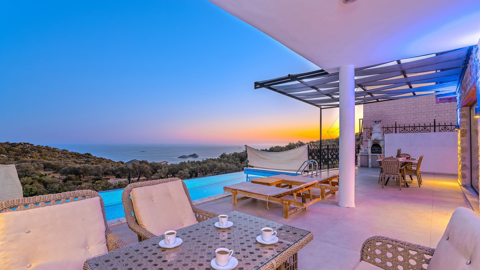 Sonnenuntergang über dem Mittelmeer, von den Hügeln über Kalkan aus gesehen